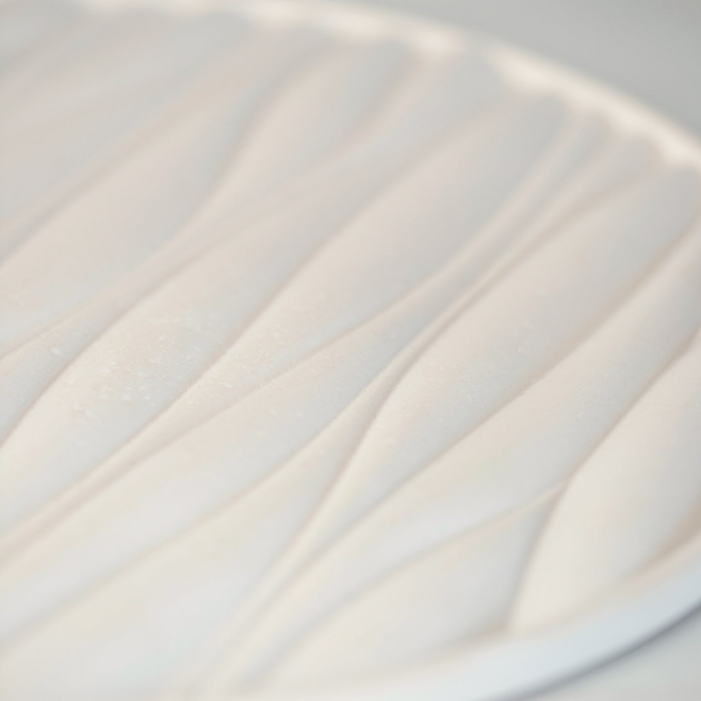 Gypsum Tray with Sand Waves Relief - Versatile Elegance for Candles, Fragrances, and Jewelry