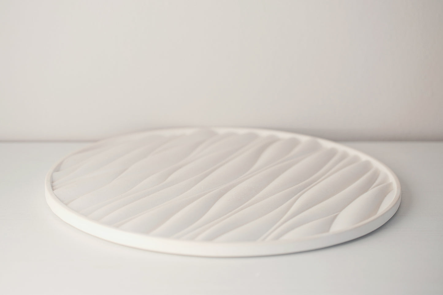 Gypsum Tray with Sand Waves Relief - Versatile Elegance for Candles, Fragrances, and Jewelry