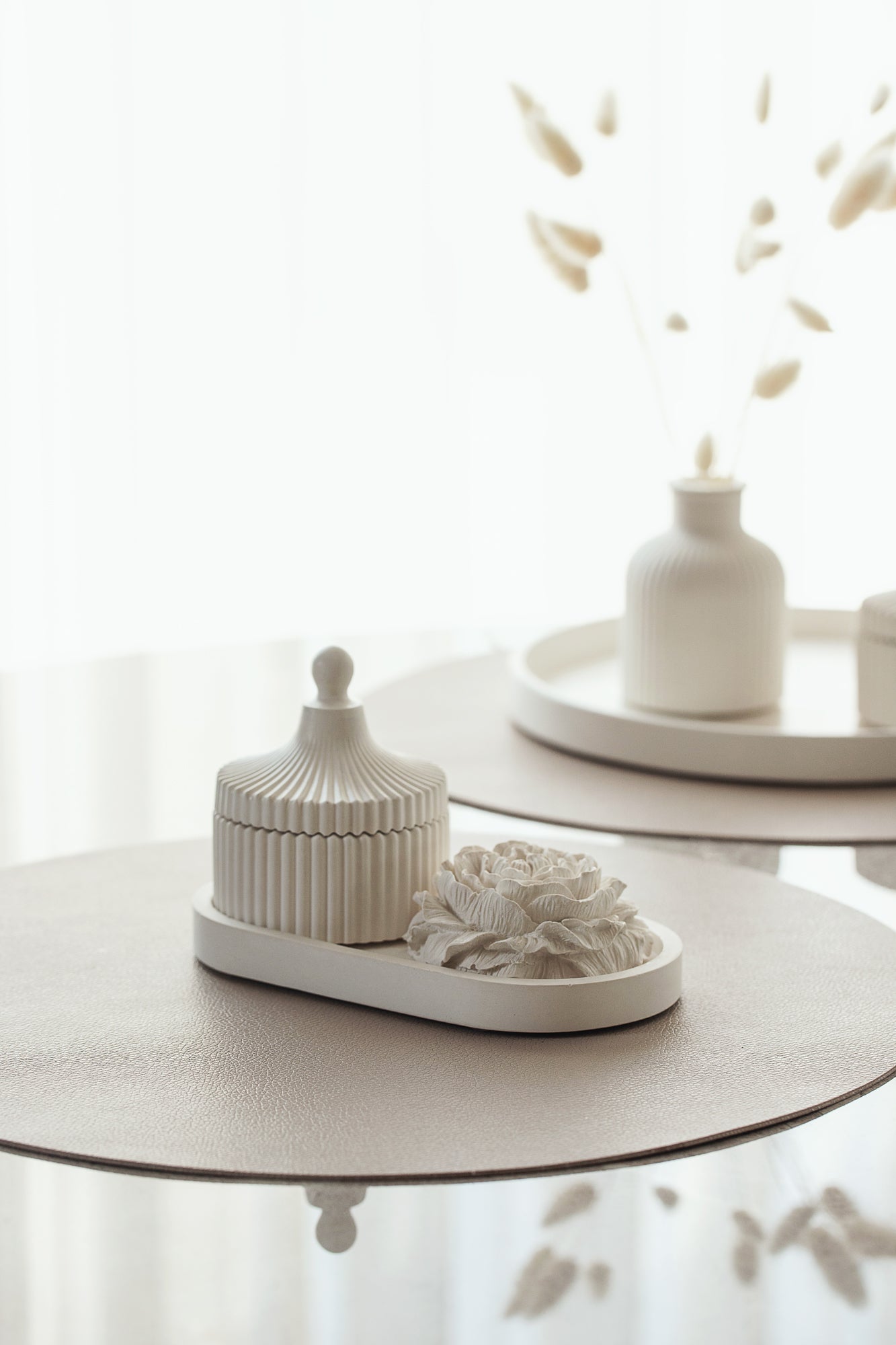 Wooden Wick Scented Candle Gift Set with Tray and Gypsum Peony Blossom - Handcrafted White Decor Elegance for Every Occasion House scents