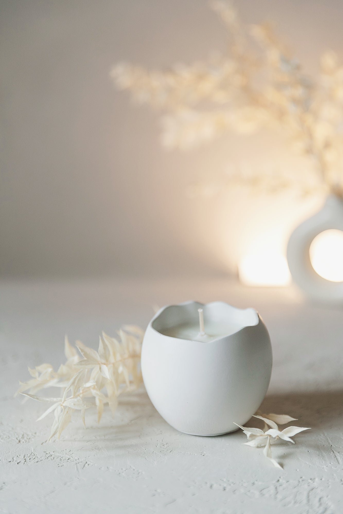 Handmade Candle in Gypsum Container – Coconut Wax, Cotton Wick, 14h Burn Time – Minimalist Home Decor Gift