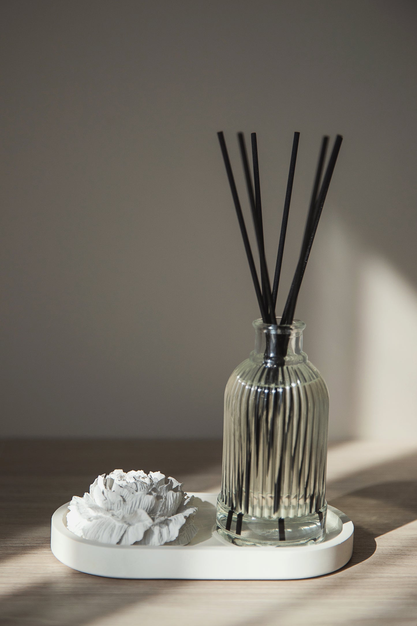 Home Fragrance Gift Set – Reed Diffuser with Gypsum Peony Flower and Tray